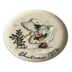 Vintage Byron Molds 1976 Adrienne Christmas Plate 3D Relief Angel Holly Berry 10